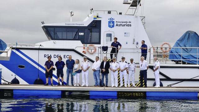 Patrullera. La delegación de Asturias de la Real Liga Naval Española visitó ayer en El Musel la patrullera de la dirección general de pesca «Ría del Eo». En la imagen, por la izquierda, Rodrigo Gudin, Carlos Rodríguez, Valentín García, Rosa Rendal, Vicente Muñiz, Javier Argüelles, Enrique Plaza, Enrique Fernández, Manuel Diérez, Antonio Sabino, Jesús Diérez y Juan Manuel García. Arriba, Lorena González y Miguel Serantes con la patrullera. | MARCOS LEÓN