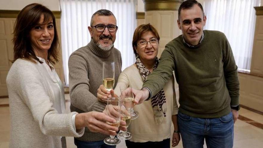 Ana Isabel Menéndez, José Carlos Fernández Sarasola, Mara Simal y Rubén Pérez Carcedo, integrantes del Grupo municipal de Ciudadanos, en su brindis navideño.