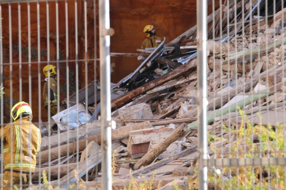 Buscan a una mujer entre los escombros del tercer edificio derrumbado en Alcoy por el temporal