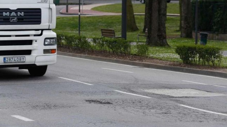 Los conductores denuncian la existencia de socavones en la avenida de Lugo