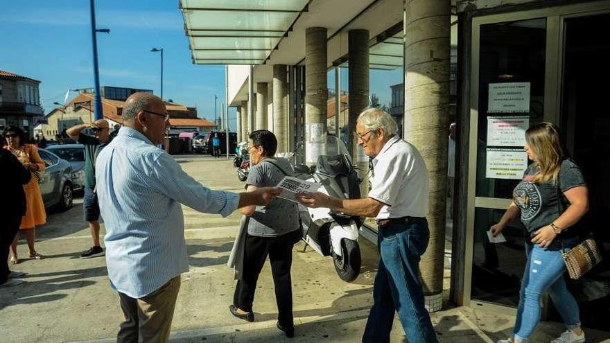 Movilización de la plataforma pola sanidade pública ante el centro de salud de Cambados. // Iñaki Abella