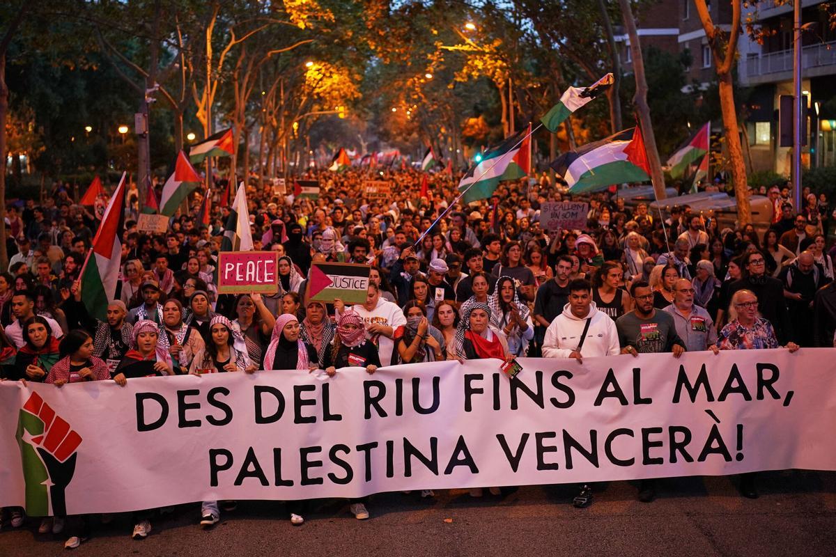 Demonstrators march with a banner reading in Catalan From the river to the sea, Palestine will win! during a protest in support of Palestinians and protesting Israels actions, in Barcelona, Wednesday, Oct. 15, 2025. (AP Photo/Joan Mateu Parra)