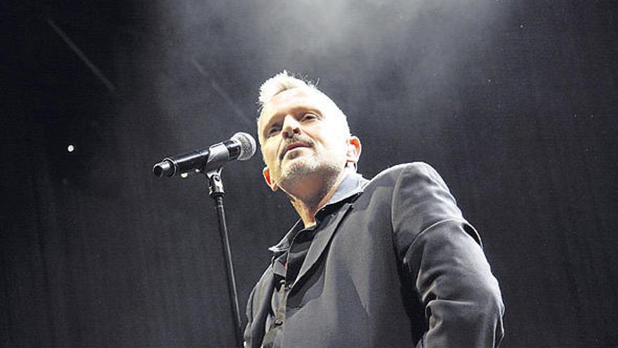 Sensual, elegante y con un toque de picardía. Miguel Bosé abrió su concierto con su tema más aplaudido, ´Amante Bandido´.