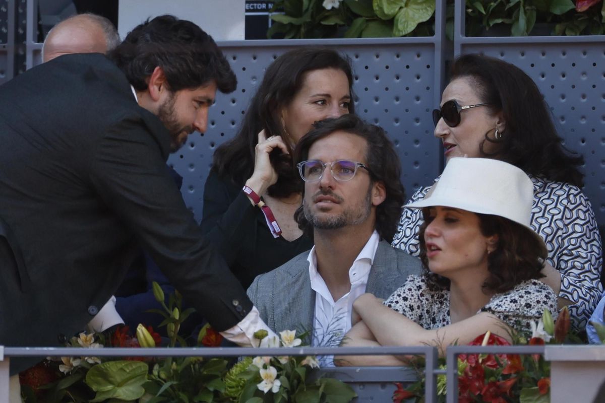 MADRID, 07/05/2022.- El tenista Feliciano López (c) junto a la presidenta de la Comunidad de Madrid Isabel Díaz Ayuso (d) y el presidente murciano Fernando López Miras (i), durante el partido de semifinal del Mutua Madrid Open que Carlos Alcaraz y Novak Djokovic juegan hoy sábado en la Caja Mágica, en Madrid. EFE/Juanjo Martín