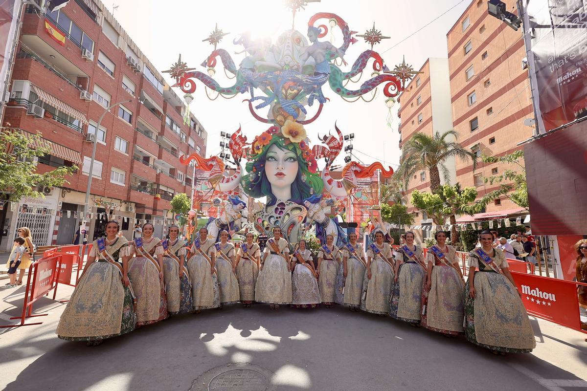 Paseo por las Hogueras de Alicante: visita de la comitiva fallera a Florida Portazgo y Diputación Renfe