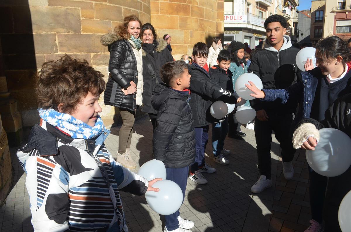 GALERÍA | El colegio Virgen de la Vega de Benavente realiza una gran cadena humana por la paz