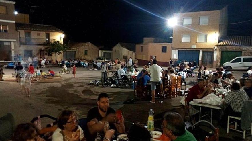 Paniza celebra una cena de hermandad en torno al fuego y la música