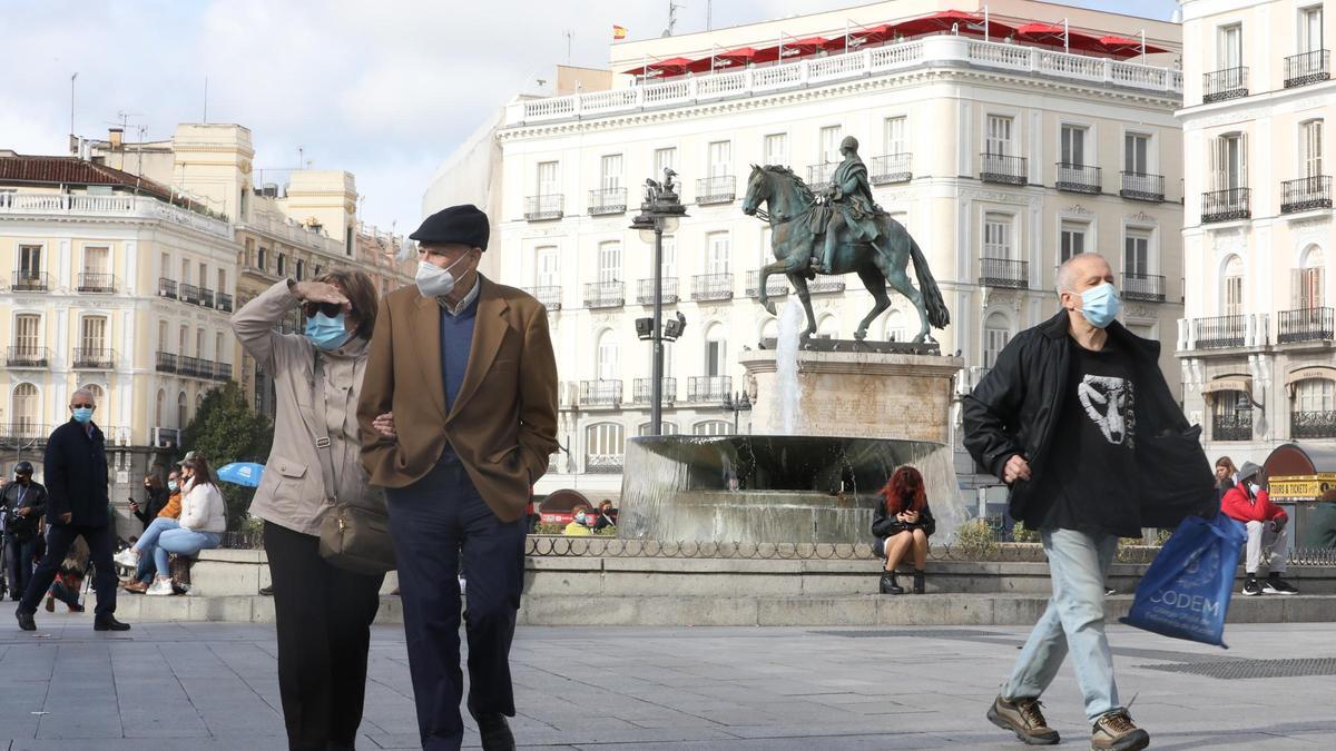 Ciudadanos pasean por la Puerta del Sol de Madrid.