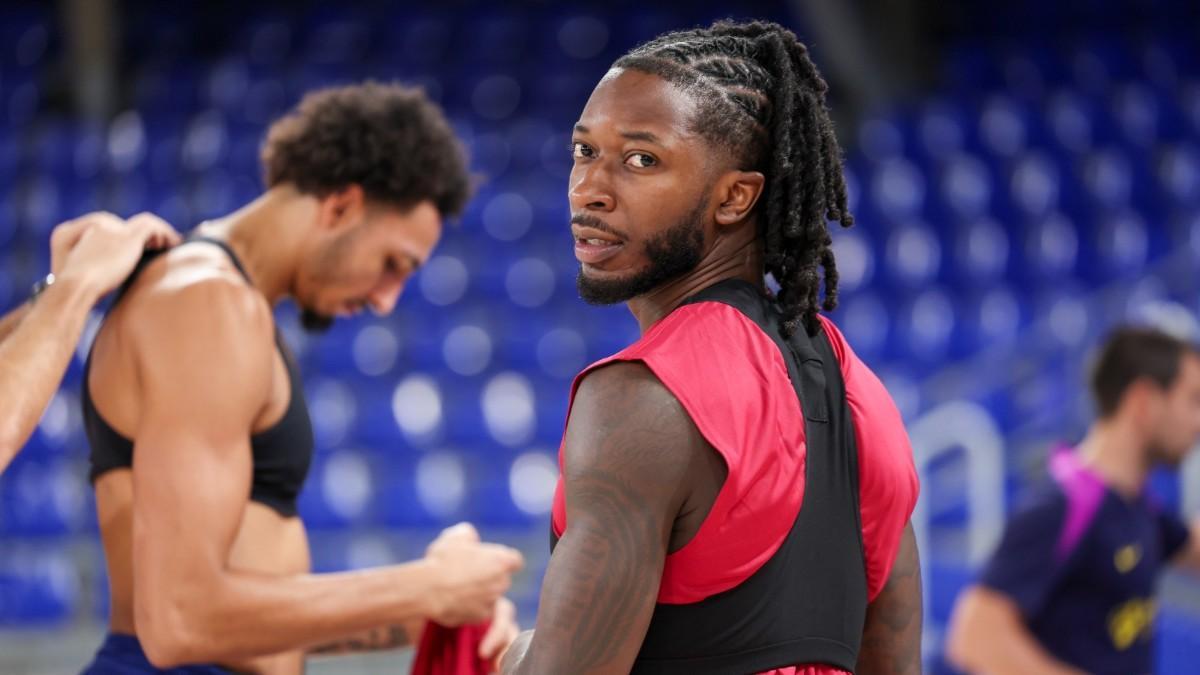 Myles Cale, en un entrenamiento con el Barça