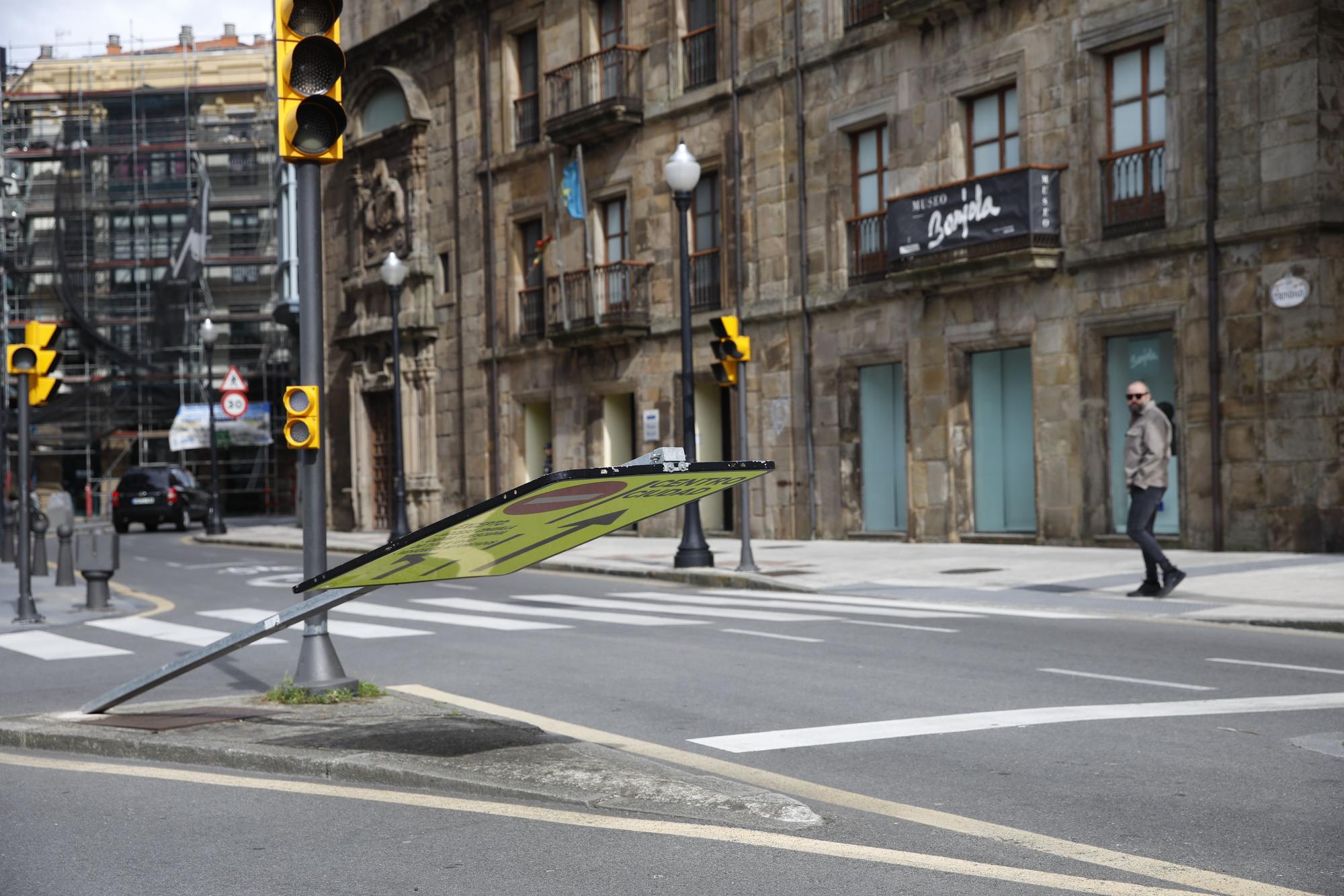 En imágenes: Así fue el impresionante temporal de viento que azotó Gijón este mediodía