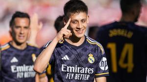 Arda Guler celebra su gol en Granada  con el Real Madrid 