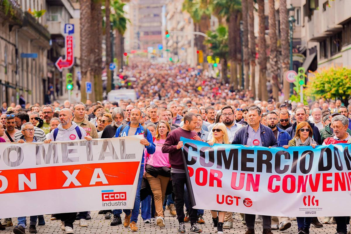 Miles de trabajadores del metal vuelven a recorrer las calles de Vigo por su convenio colectivo