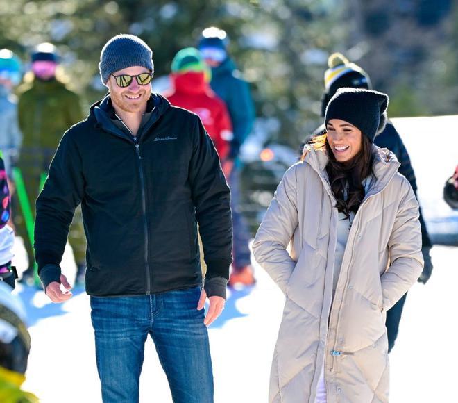 El príncipe Harry junto a Meghan Markle en la nieve