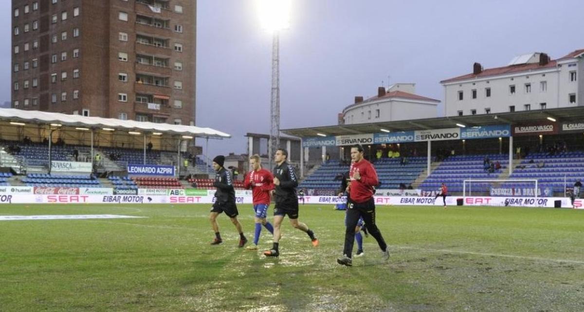 Partido con barro en Ipurua, hace más de 10 años.