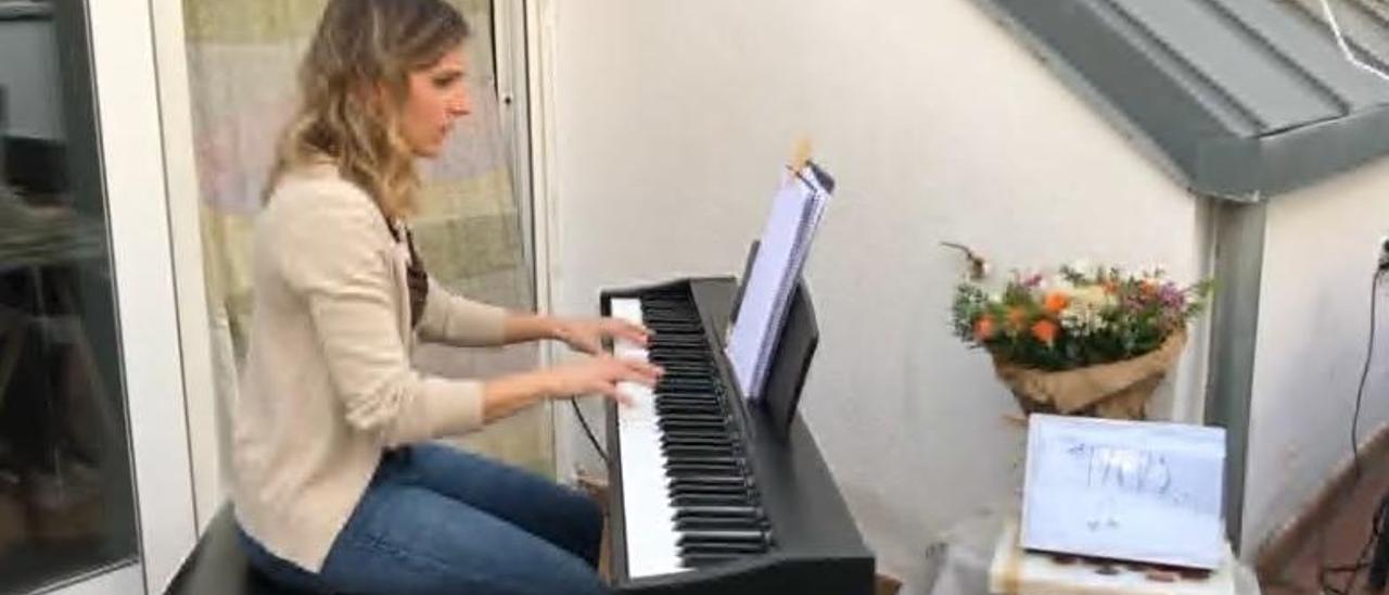 Sara Peral, tocando el piano en su balcón en Vigo.