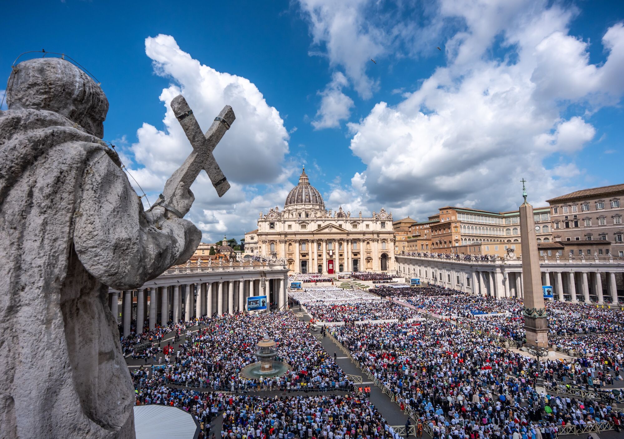 18 May 2025, Vatican, Vatican City: People attend the inauguration of Pope Leo XIV at St. Peter's Square. Robert Francis Prevost is the first pontiff from the United States. Photo: Michael Kappeler/dpa 18/05/2025 ONLY FOR USE IN SPAIN. Michael Kappeler/dpa;religion;belief;Inauguration of Pope Leo XIV;