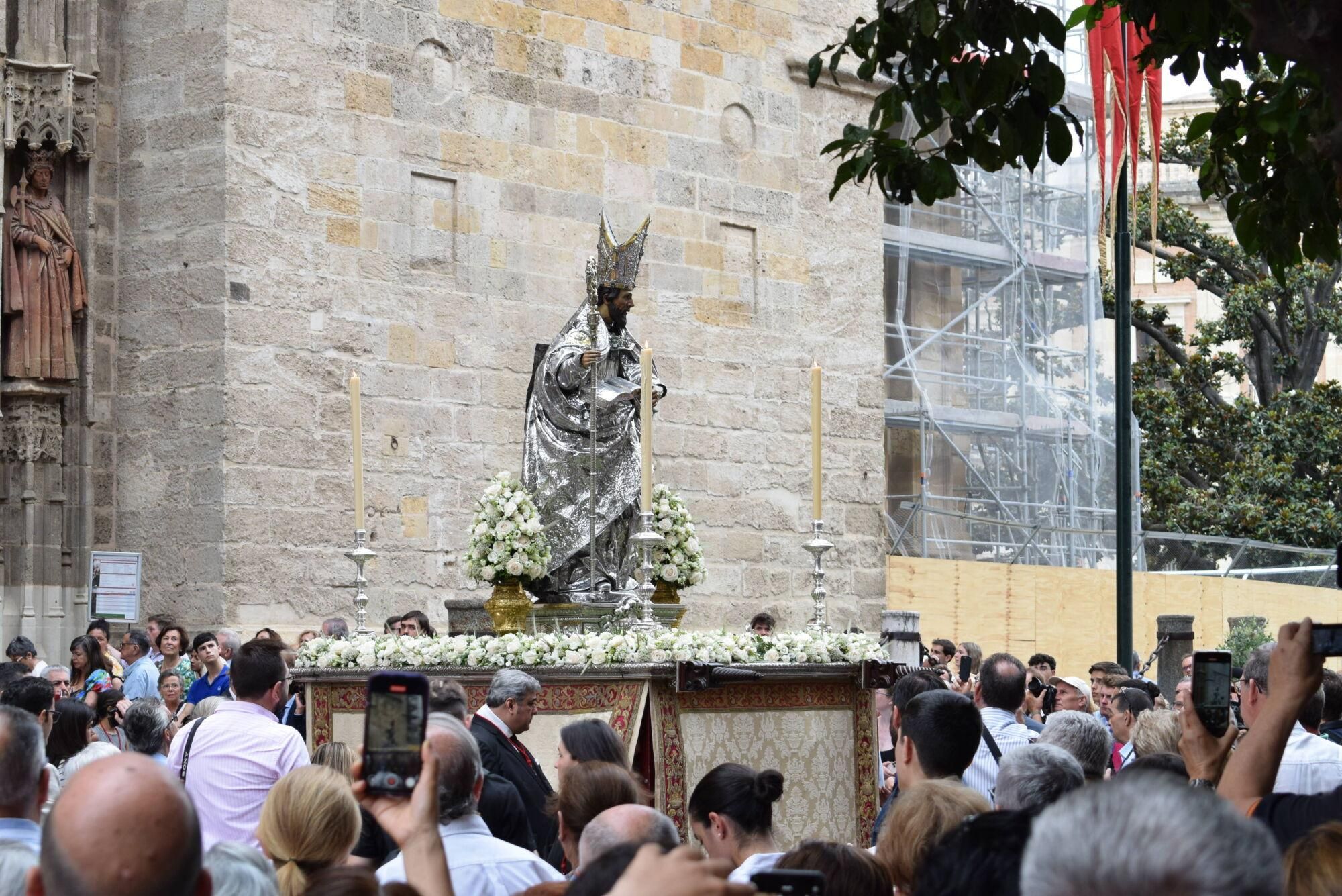El paso de San Isidoro sale de la Catedral en la procesión del Corpus Christi de Sevilla