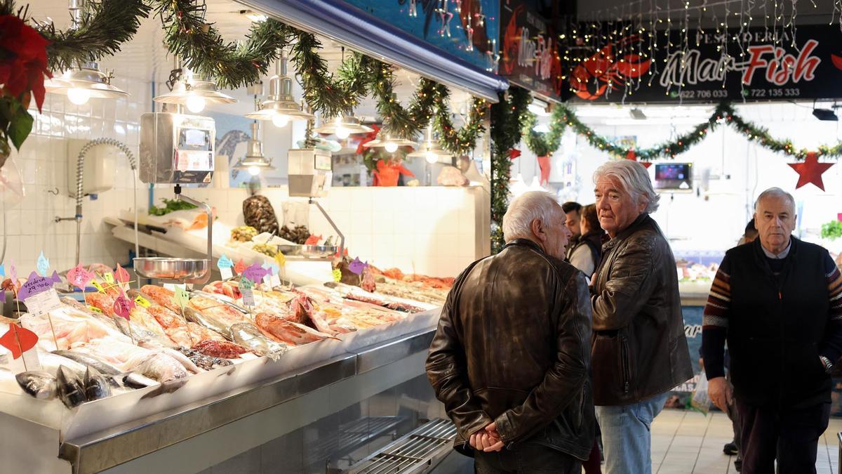 Los quioscos del Mercat ofrecían ayer mucho pescado y marisco, pero sobre todo de fuera o congelado.