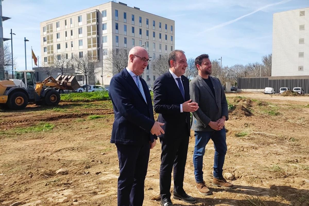 Visita al inicio de las obras del futuro Fòrum de la Justícia de Tarragona. De izquierda a derecha: Joan Perearnau, presidente de la Audiencia Provincial; Ramon Espadaler, conseller de Justícia; y el alcalde Rubén Viñuales.
