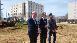 Visita al inicio de las obras del futuro Fòrum de la Justícia de Tarragona. De izquierda a derecha: Joan Perearnau, presidente de la Audiencia Provincial; Ramon Espadaler, conseller de Justícia; y el alcalde Rubén Viñuales.