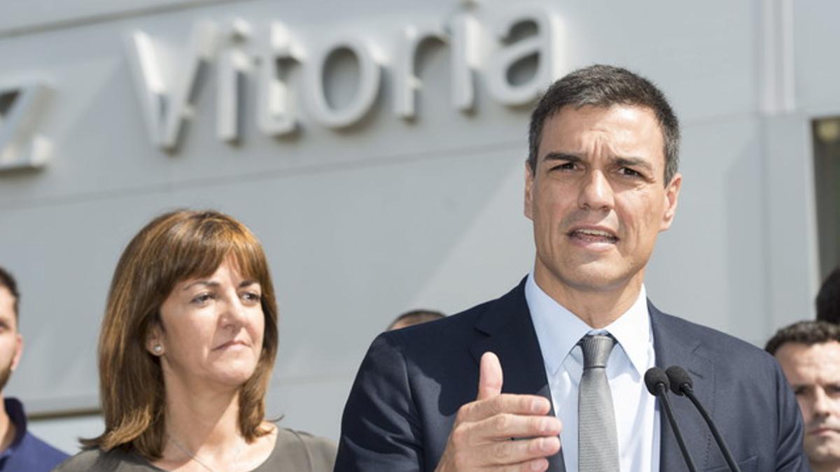 Idoia Mendia, secretaria general de los socialistas vascos, escucha a Pedro Sánchez, secretario general del PSOE, el 16 de julio pasado, en su visita de dos días a Euskadi