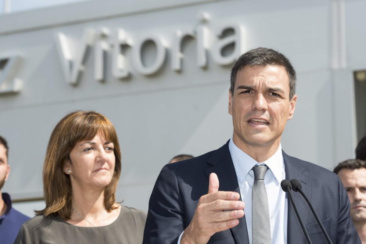 Idoia Mendia, secretària general dels socialistes bascos, escolta Pedro Sánchez, secretari general del PSOE, el 16 de juliol passat, en la seva visita de dos dies a Euskadi.