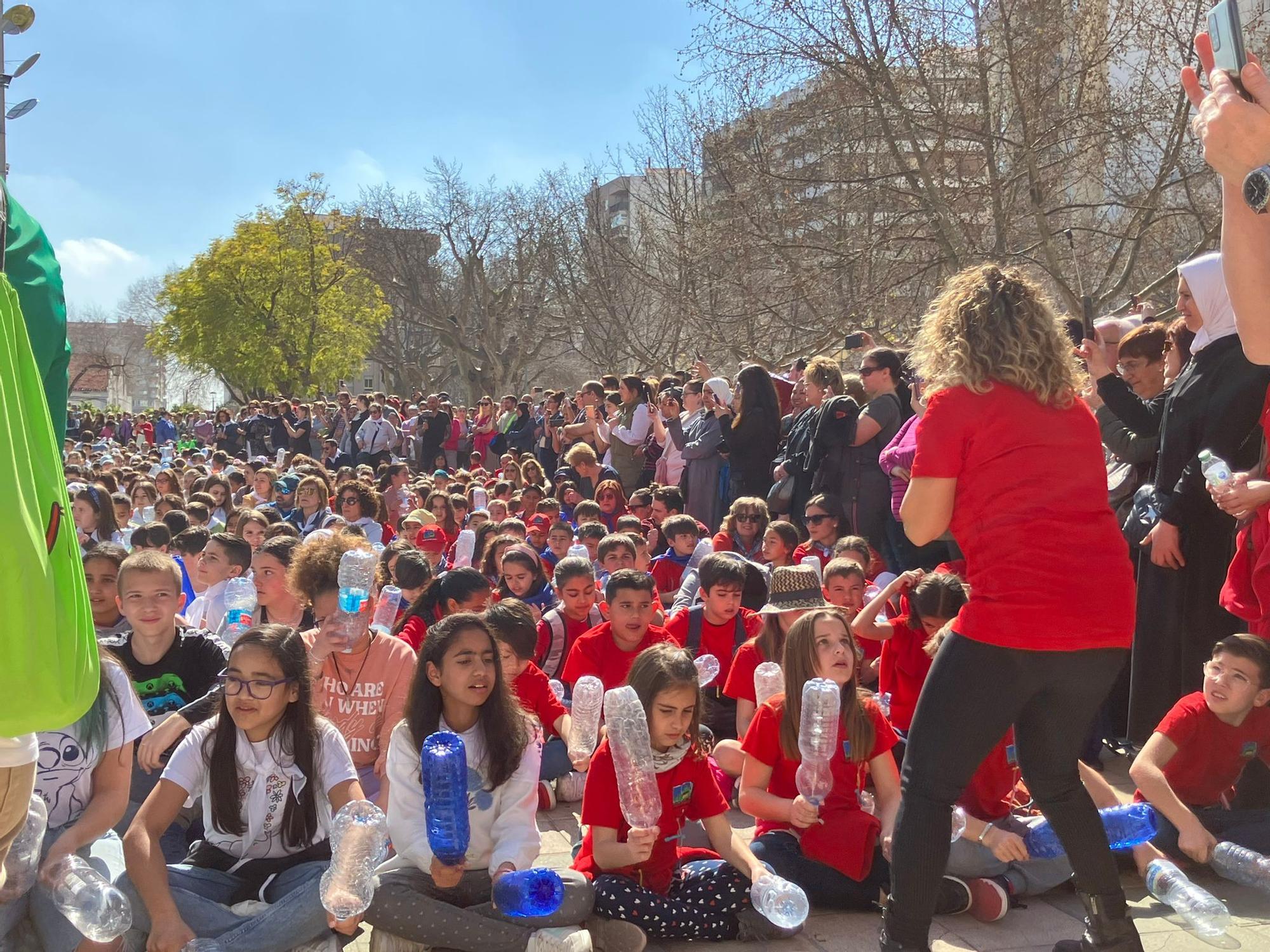 Imágenes de la mascletà ecológica con escolares en el parque de l'Estació de Oliva