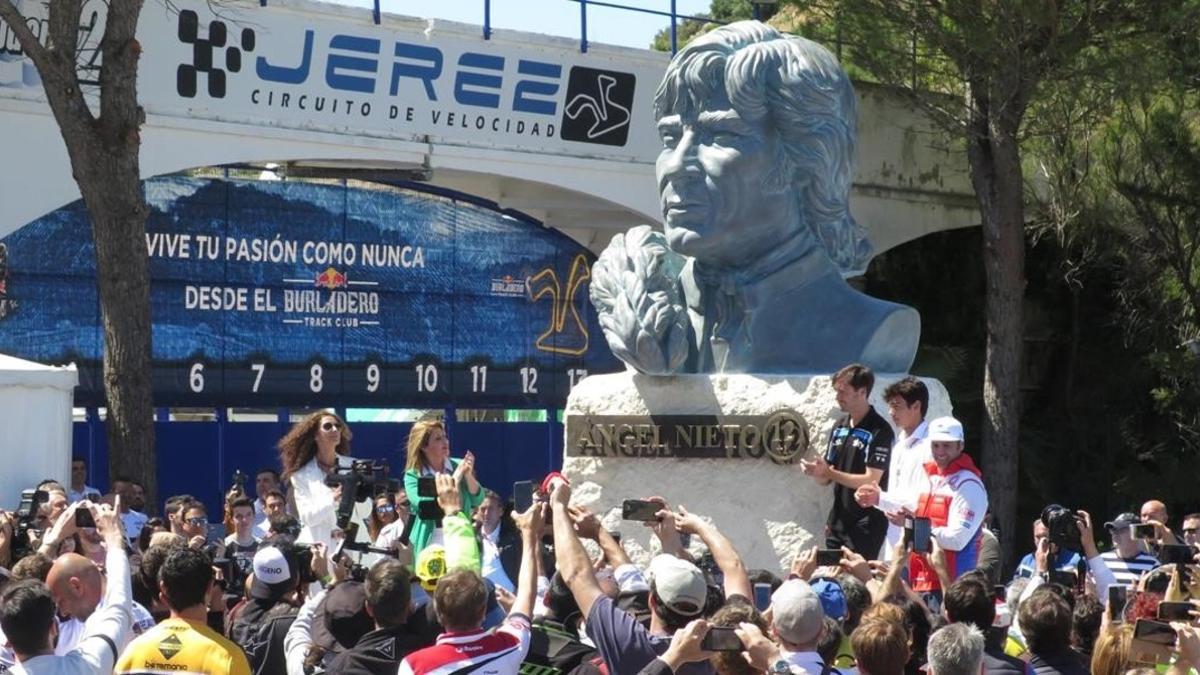 La familia Nieto ha inaugurado esta misma mañana una estatua en recuerdo del campeonísimo '12+1', en una de las puertas del circuito.