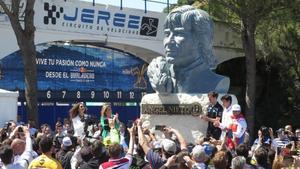 La familia Nieto ha inaugurado esta misma mañana una estatua en recuerdo del campeonísimo ’12+1’, en una de las puertas del circuito.