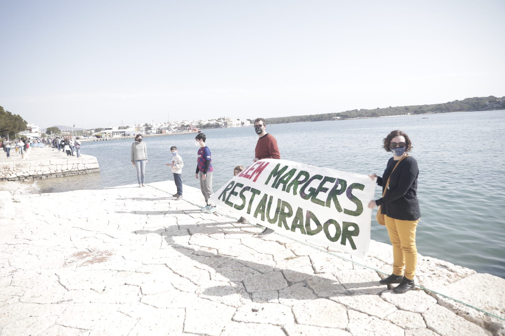 Centenares de personas forman la cadena humana para salvar el Moll de Portocolom