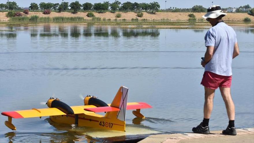 Hidroaviones surcan el espacio aéreo en torno al azud del río en Badajoz