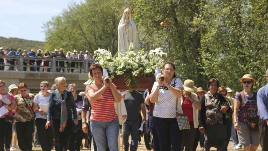 Un grupo de mujeres procesiona con la Virgen durante unas anteriores fiestas de Figueruela de Arriba.