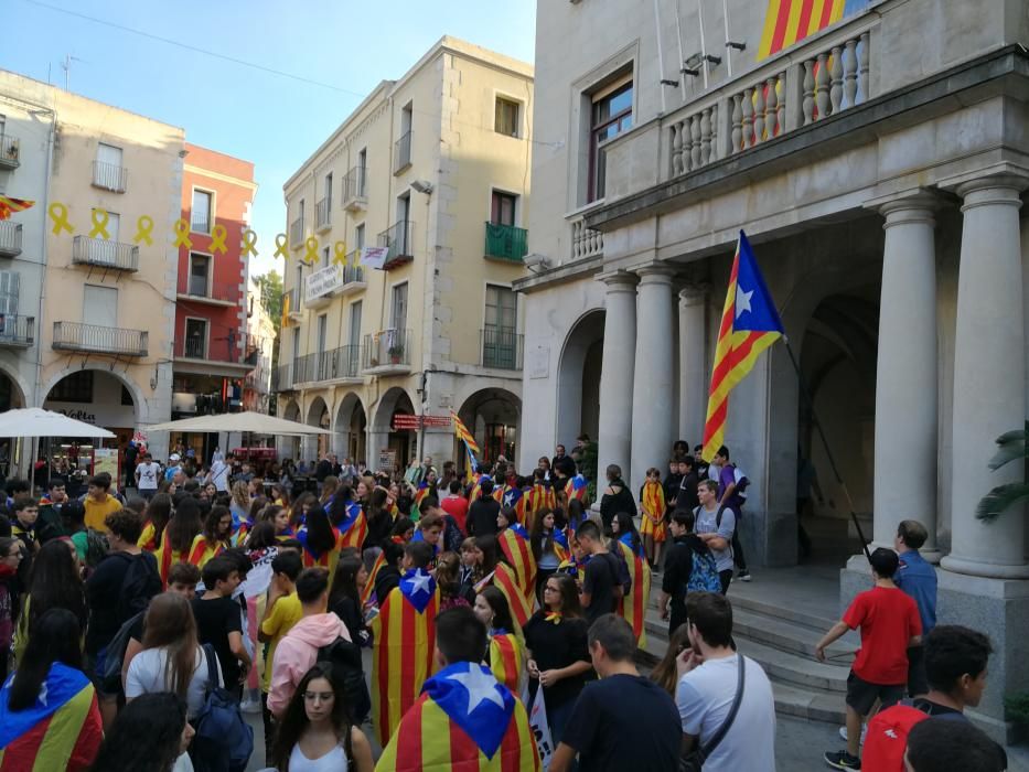 Centenars d'estudiants es manifesten a Figueres