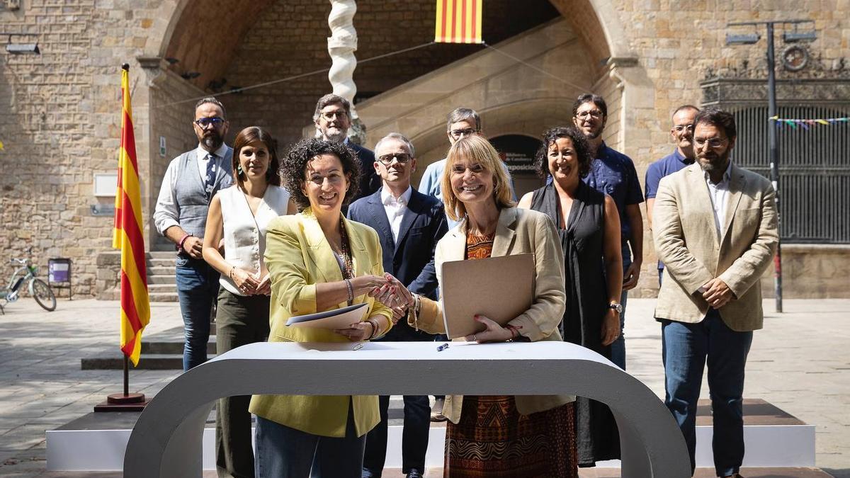 Lluïsa Moret y Marta Rovira firman el pacto de investidura PSC-ERC ante la Biblioteca de Catalunya.