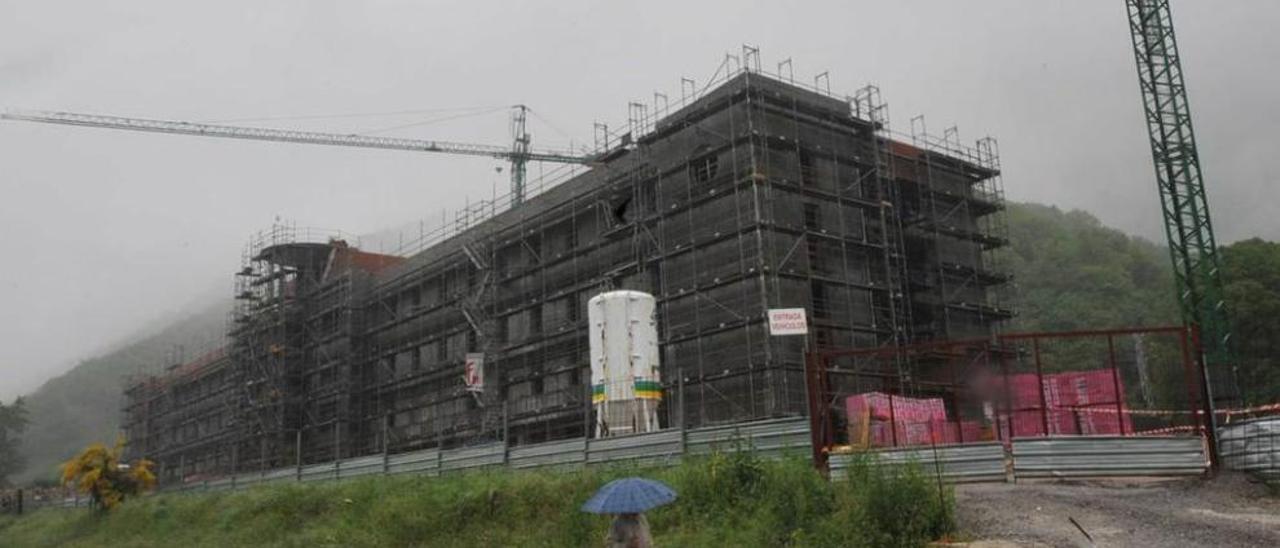 El geriátrico del Montepío de la Minería de Felechosa, en obras durante el verano de 2010.