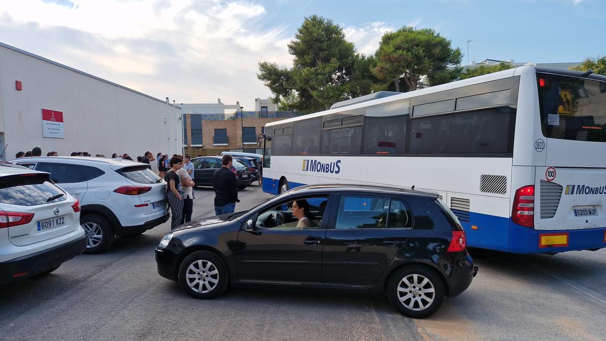 Uno de los autobuses de la empresa que ha dejado tirados a los alumnos de Moncada.