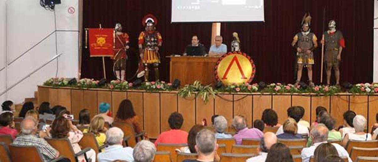 Miembros de la Legión Falcata flanquean al autor y al presentador de la obra, en el paraninfo del IES San Tomé de Freixeiro. // Alba Villar