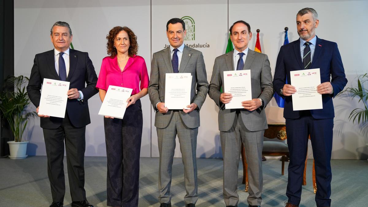 El presidente de la Junta de Andalucía, Juanma Moreno junto a presidente de la CEA, Javier González de Lara; la secretaria general de CCOO Andalucía, Nuria López; el secretario general UGT Andalucía, Óskar Martín, y el consejero de la presidencia, Antonio Sanz.