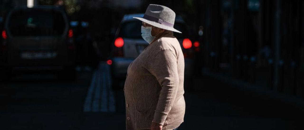 Una mujer cruza por un paso de peatones de Santa Cruz.