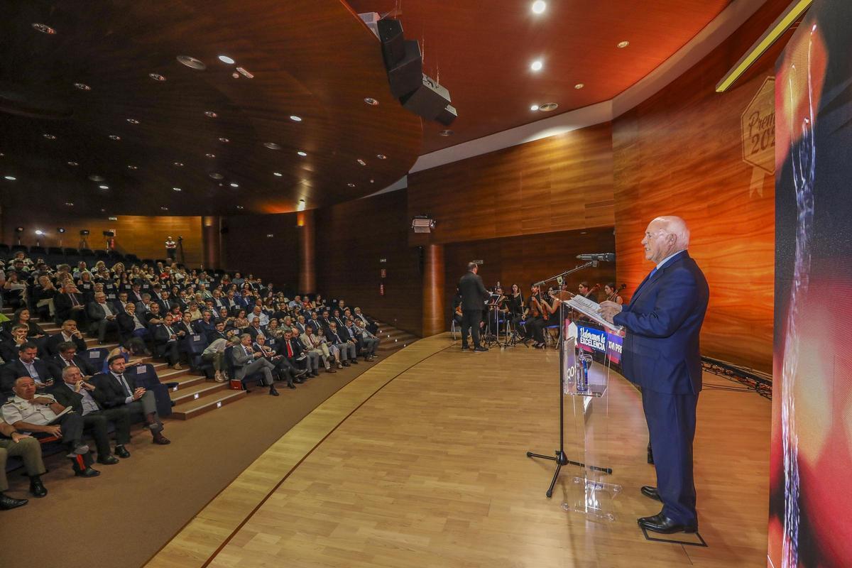 El presidente del Consejo Social de la UMH se dirige al público.