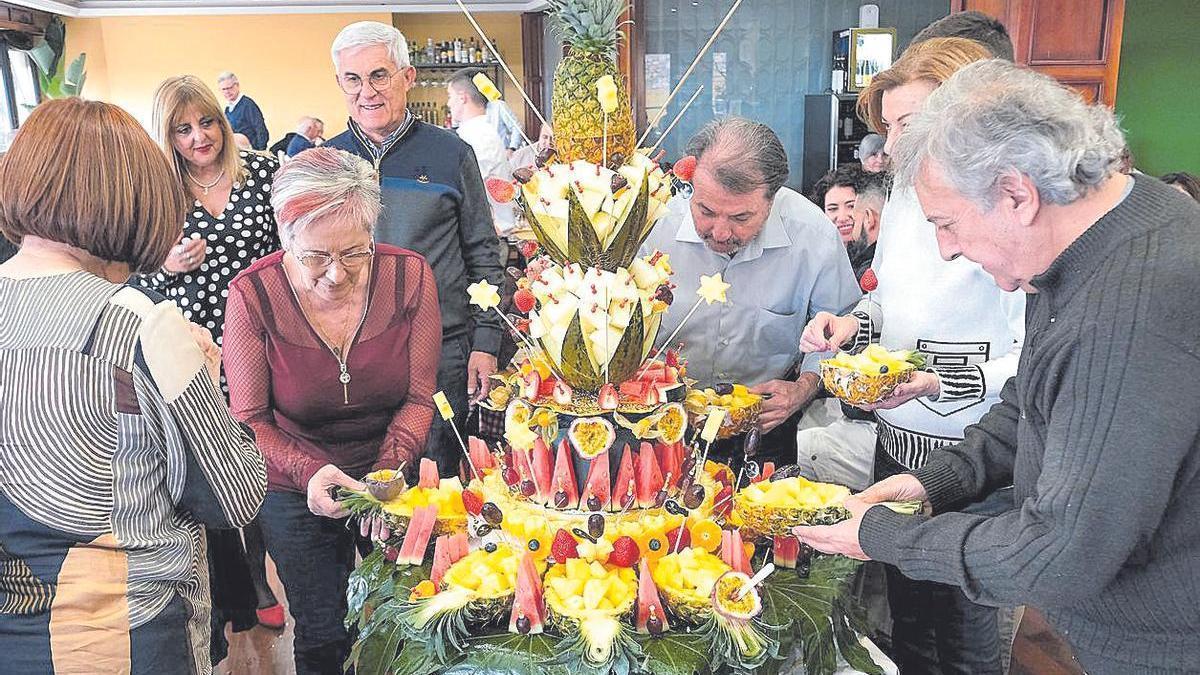 Al final se sirvió una sugerente fuente de frutas que hizo las delicias de los más de 80 comensales que asistieron a la cita. 