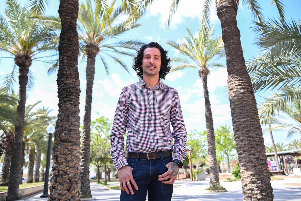 El presidente de la Unió de Festers del Camp d'Elx, Andrés Coves, en el parque de la Torre del Gall de La Hoya