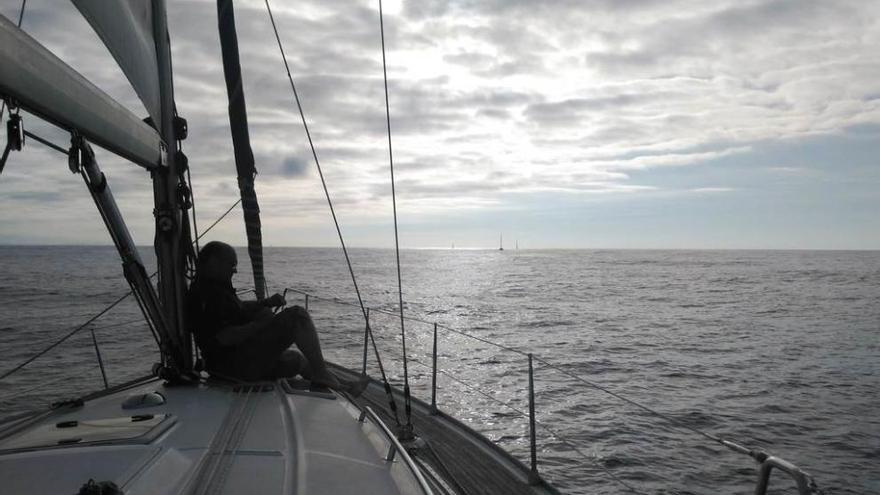 Una de las navegantes en la proa de un velero durante la travesía.