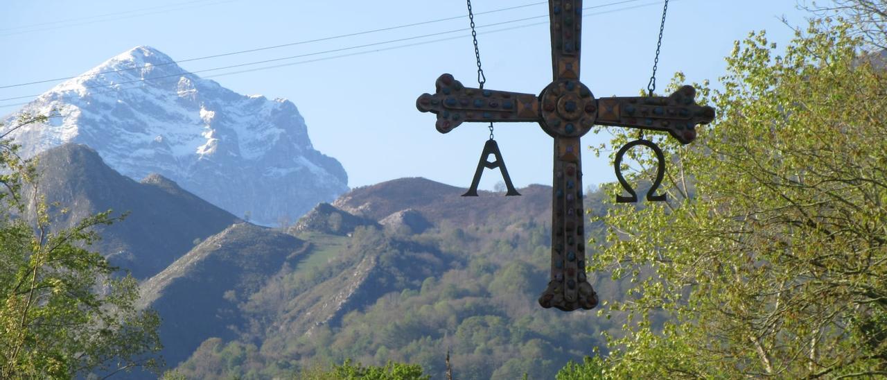 El picu Pierzu, al fondo, desde Cangas de Onís