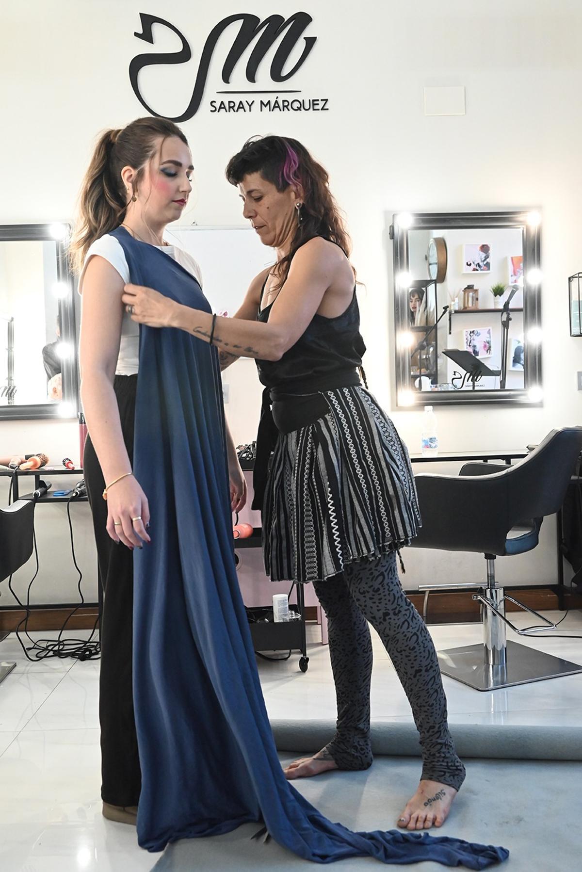 La diseñadora Raquel Rodríguez crea uno de sus diseños en directo durante la presentación de la iniciativa.
