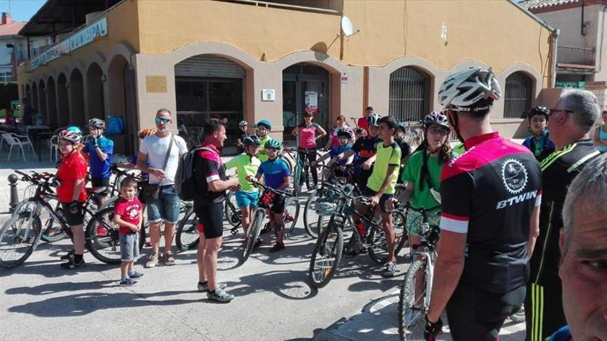 La marcha cicloturista permite a las familias practicar deporte