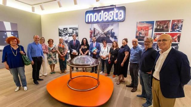 Los patronos del Museo, la comisaria y los hijos de José Antonio Menéndez Hevia, durante la visita a la exposición en homenaje al interiorista ovetense; por la izquierda, Consuelo Vallina, Pablo León, Elisa Collado, Trinidad Rodríguez, Lucía Falcón, Alfonso Palacio, Vanessa Gutiérrez, David Álvarez, Cristina y Lola Menéndez, Carmen Bermejo, Sebas y Pablo Menéndez y Ramón Durán.