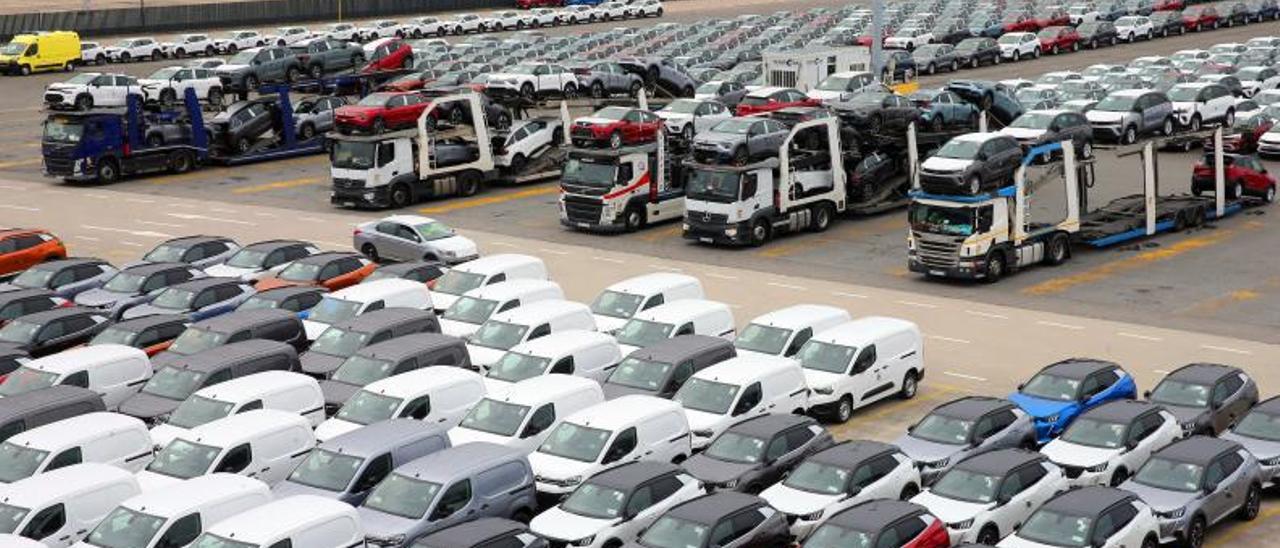 Vehículos de Stellantis Vigo en la terminal de Bouzas. | MARTA G. BREA