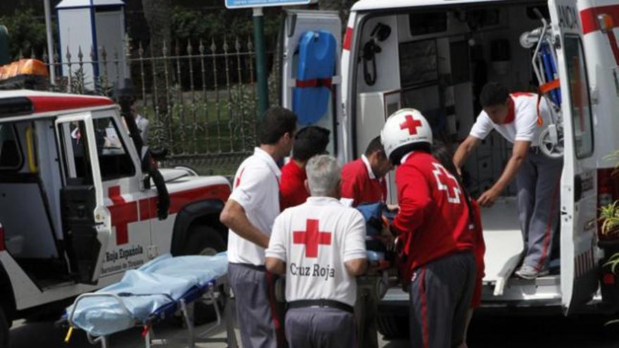 Momento del traslado de la agente a la ambulancia. i SERGIO PÉREZ