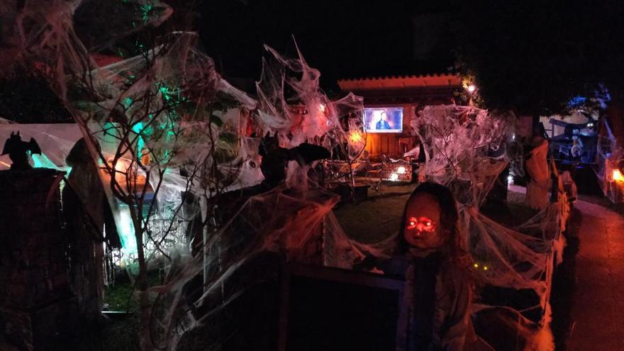El jardín de la vivienda acoge un montaje de Halloween que hoy a las 19.00 horas abre sus puertas al público, especialmente los más jóvenes
